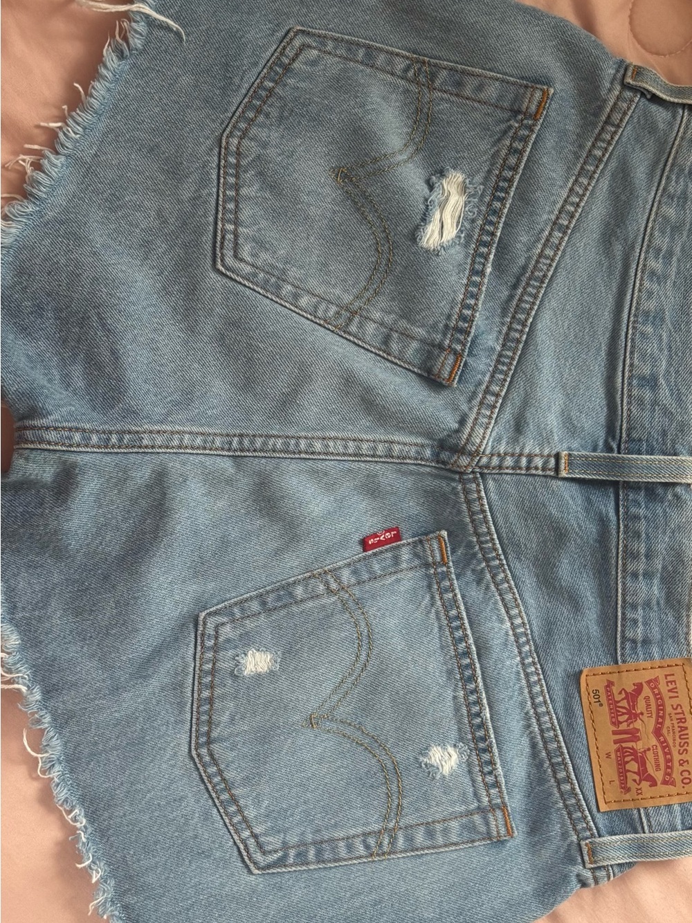 itle
Levi’s 501 Distressed Denim Cutoff Shorts Light Wash